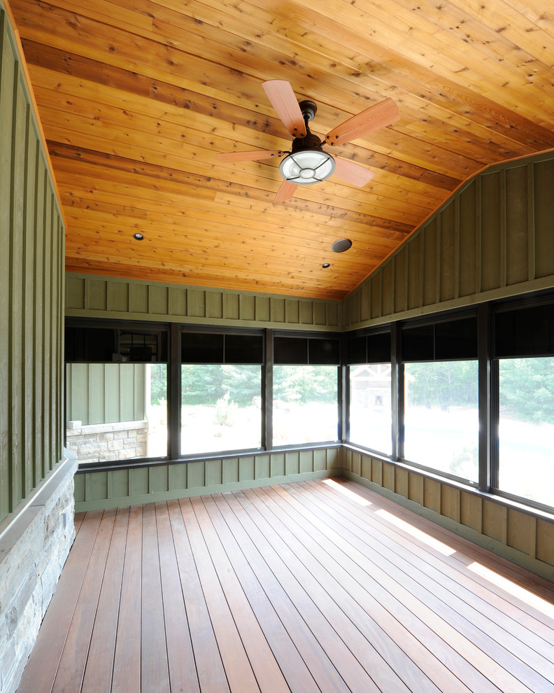 Inspiration pour une terrasse en bois arrière chalet de taille moyenne avec une extension de toiture.