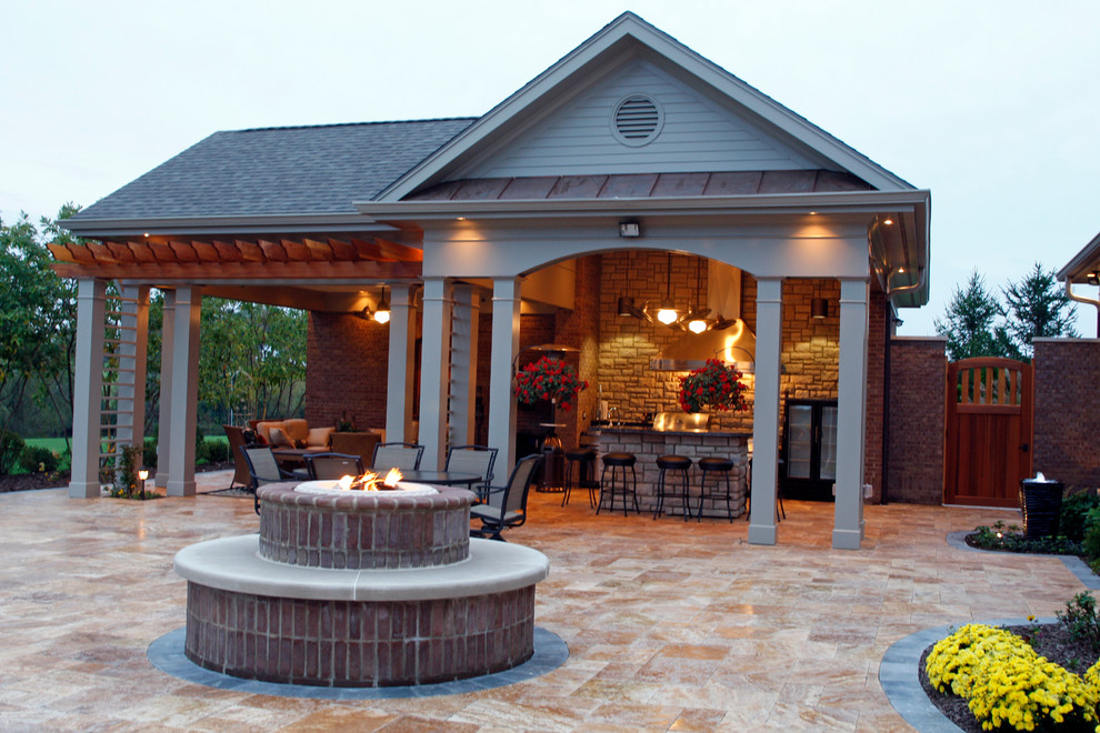 Immagine di un patio o portico minimal di medie dimensioni e dietro casa con un focolare e un tetto a sbalzo