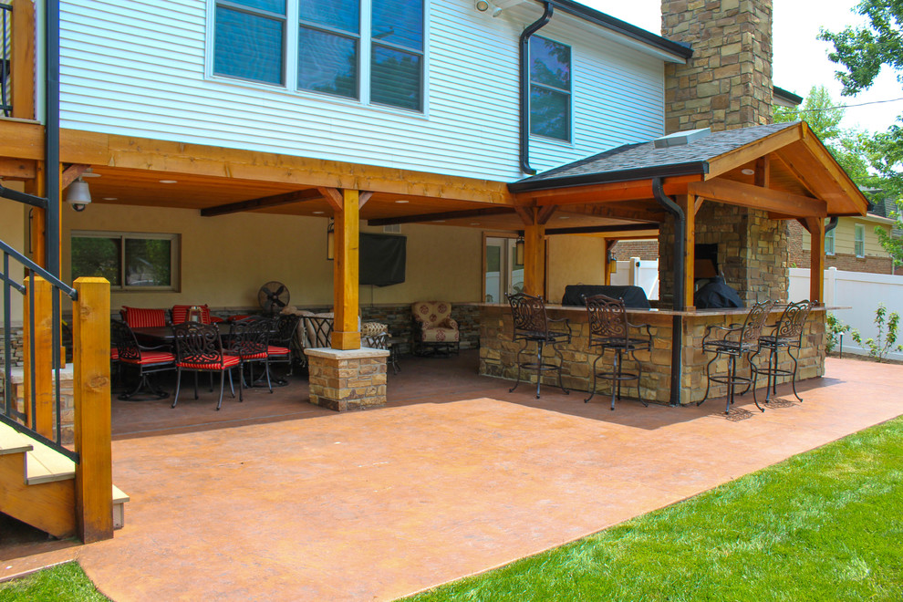 Diseño de patio contemporáneo grande en patio trasero y anexo de casas con cocina exterior y losas de hormigón