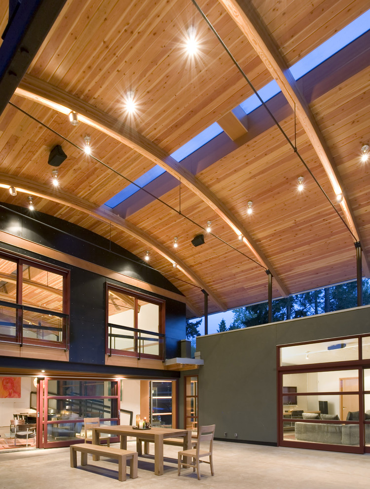 Идея дизайна: двор в современном стиле с покрытием из бетонных плит и навесом
