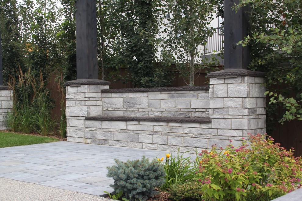 Idées déco pour une terrasse arrière classique de taille moyenne avec des pavés en pierre naturelle.