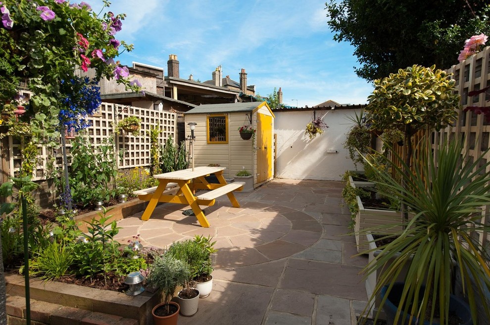 Источник вдохновения для домашнего уюта: маленький двор на заднем дворе в классическом стиле без защиты от солнца для на участке и в саду