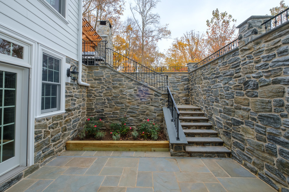 Идея дизайна: большой двор на заднем дворе в классическом стиле с покрытием из каменной брусчатки