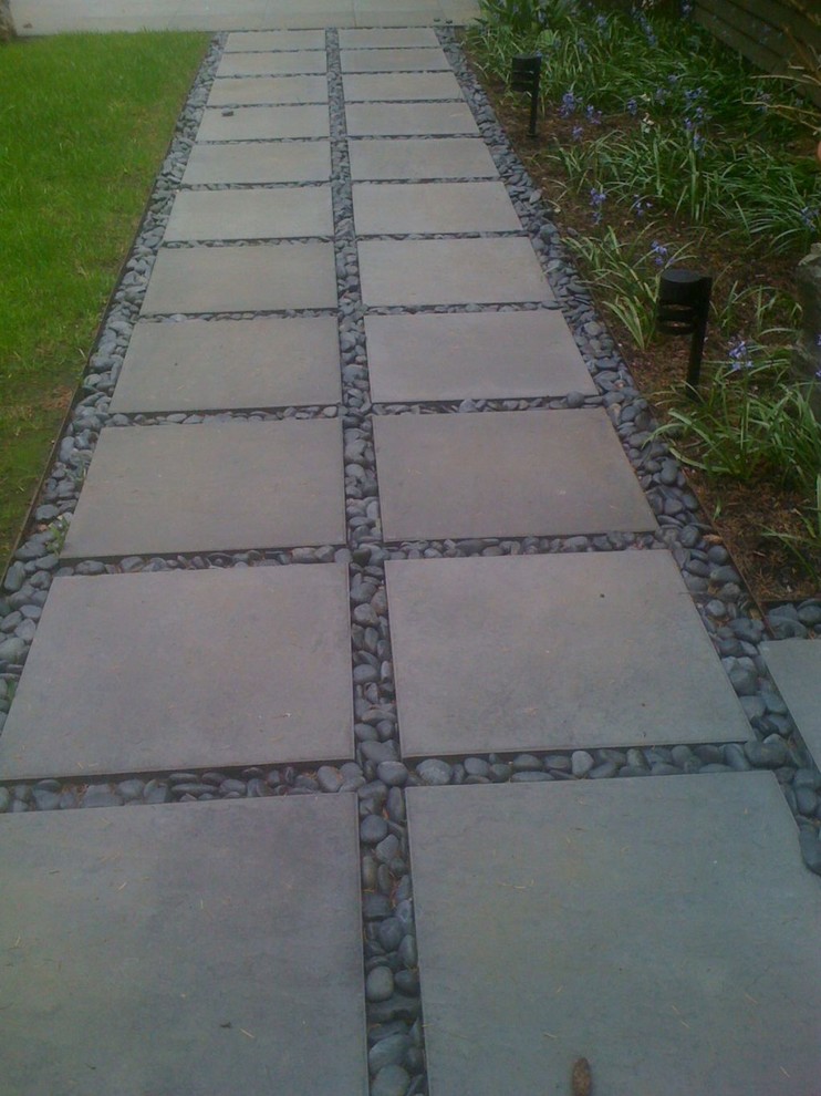 Design ideas for a small modern side yard concrete paver landscaping in Portland.
