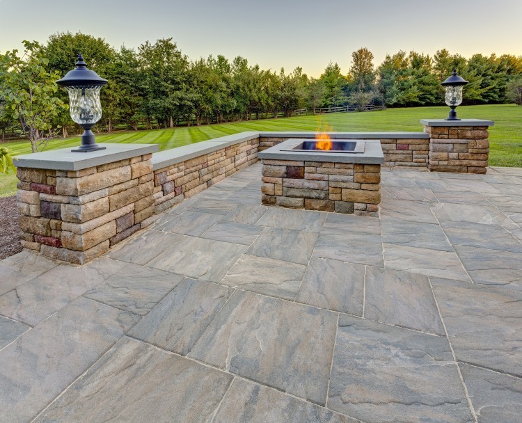 Diseño de patio clásico grande en patio trasero con brasero, adoquines de piedra natural y pérgola