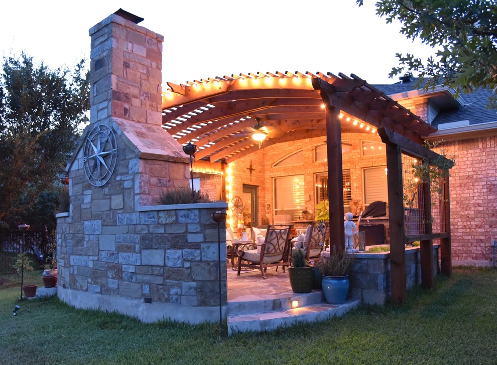На фото: пергола во дворе частного дома среднего размера на заднем дворе в стиле кантри с летней кухней и покрытием из каменной брусчатки