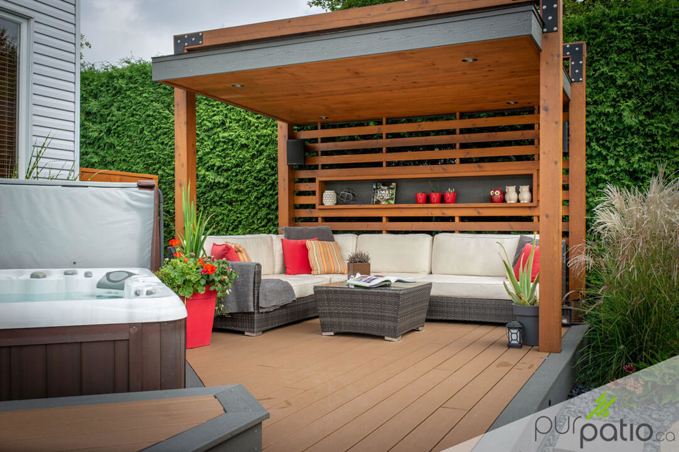 Inspiration pour une terrasse en bois arrière design avec un gazebo ou pavillon.