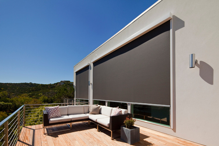 Ejemplo de patio minimalista de tamaño medio sin cubierta en patio trasero con entablado