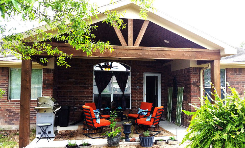 Идея дизайна: двор среднего размера на заднем дворе в стиле кантри с летней кухней, покрытием из бетонных плит и навесом