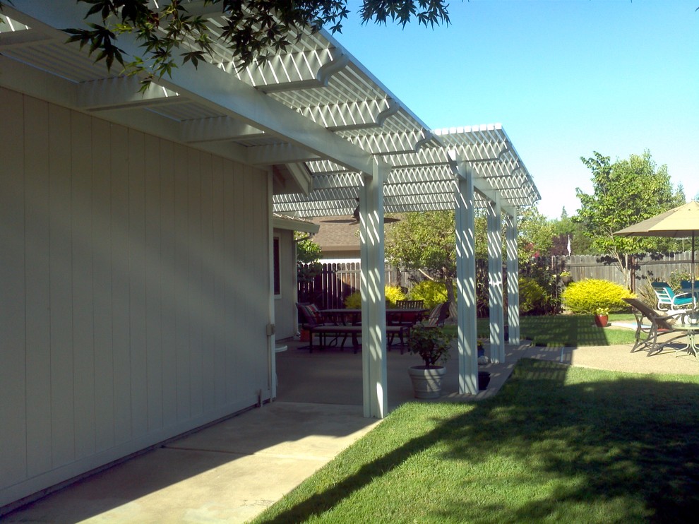 Mittelgroße Moderne Pergola hinter dem Haus in Sacramento