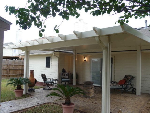 Cette photo montre une petite terrasse arrière avec une extension de toiture.