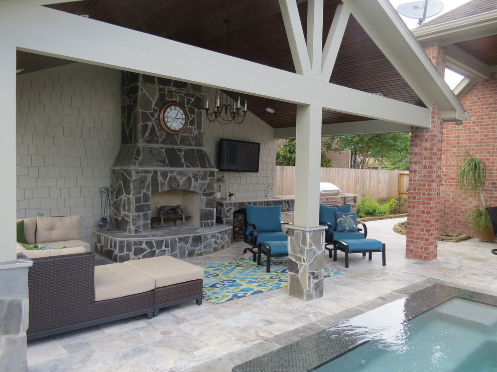 Cette photo montre une grande terrasse arrière tendance avec une cuisine d'été, du béton estampé et un gazebo ou pavillon.