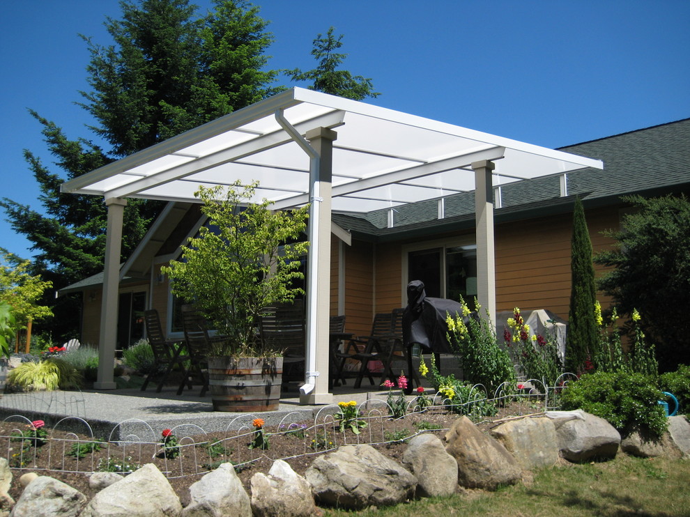 Mittelgroßer Landhaus Patio hinter dem Haus mit Betonplatten und Markisen in Seattle