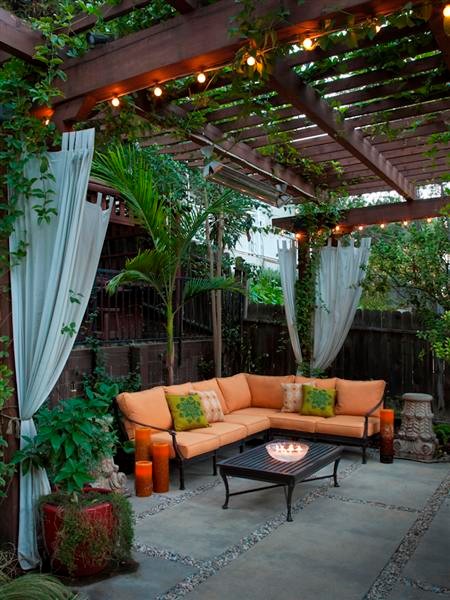 Contemporary patio in Los Angeles.