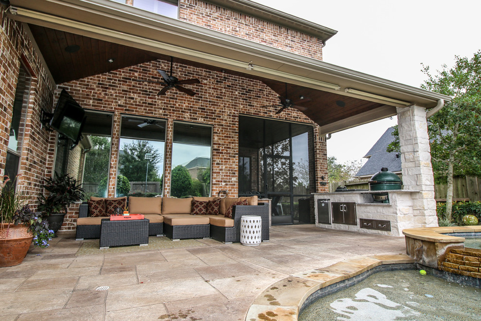 Aménagement d'une terrasse arrière classique de taille moyenne avec une cuisine d'été et une extension de toiture.