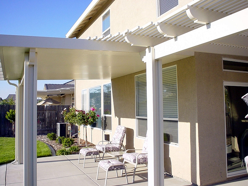 На фото: двор среднего размера на заднем дворе в классическом стиле с покрытием из декоративного бетона и козырьком с