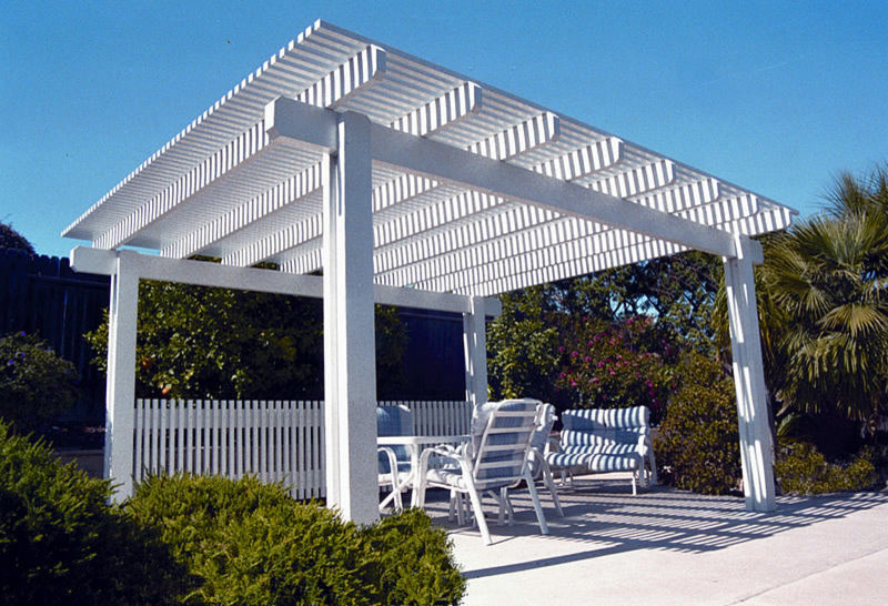 Idée de décoration pour une terrasse arrière tradition de taille moyenne avec du béton estampé et un auvent.
