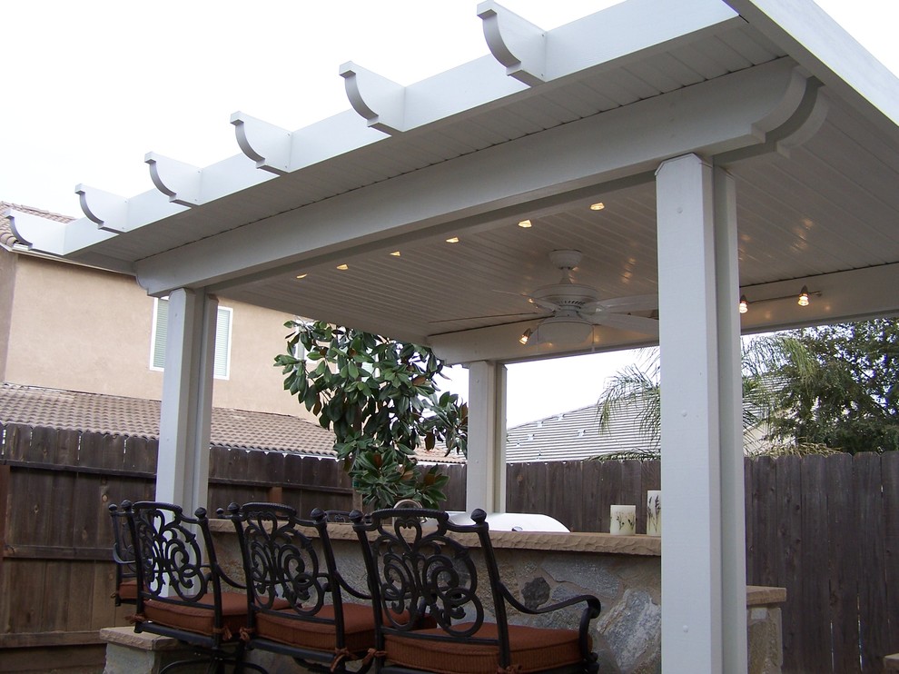 Cette image montre une petite terrasse arrière traditionnelle avec une cuisine d'été, une dalle de béton et un gazebo ou pavillon.