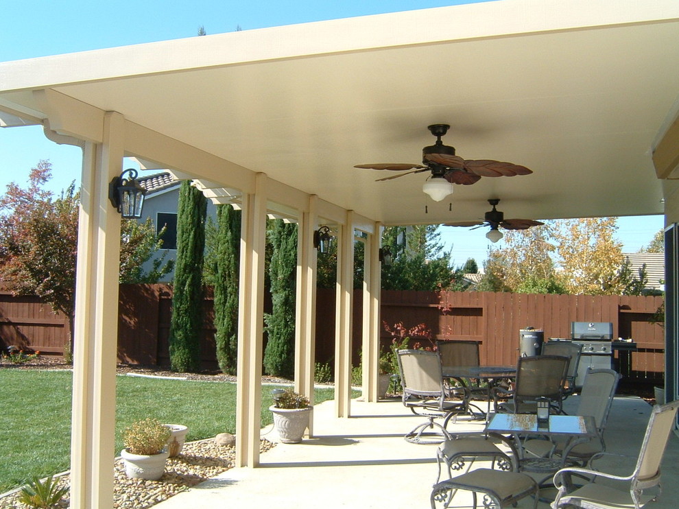 На фото: пергола во дворе частного дома среднего размера на заднем дворе в классическом стиле с летней кухней и покрытием из бетонных плит с
