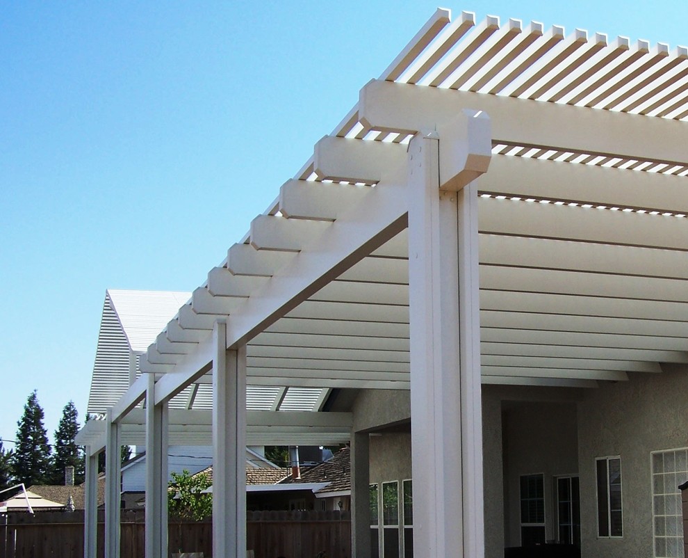 Пример оригинального дизайна: большая пергола во дворе частного дома на заднем дворе в классическом стиле с покрытием из бетонных плит