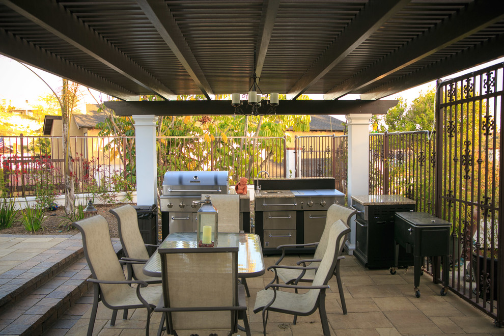 Mittelgroßer Patio hinter dem Haus mit Outdoor-Küche und Betonboden in San Diego
