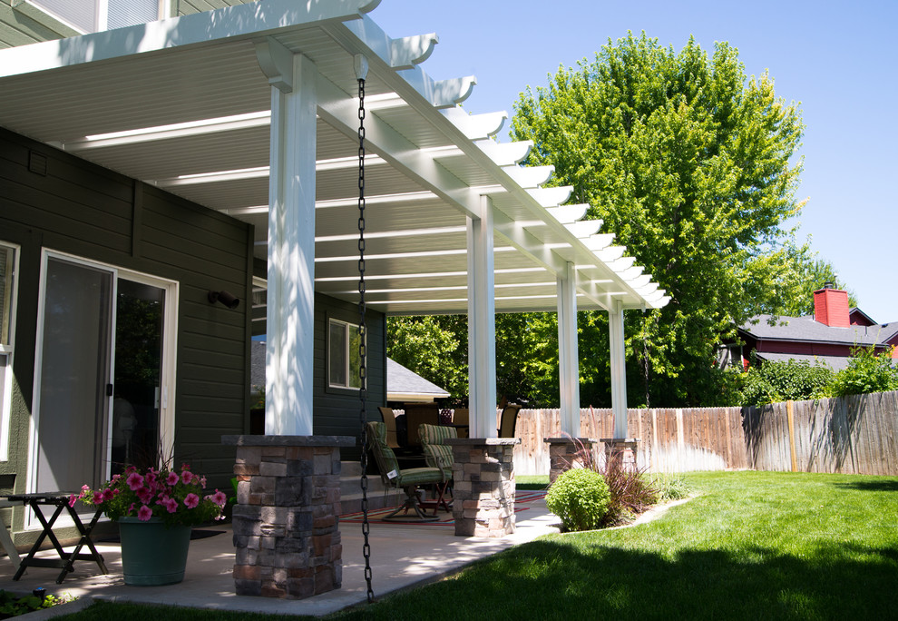 Ispirazione per un patio o portico minimalista con un parasole