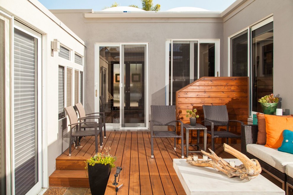 Immagine di un patio o portico design di medie dimensioni e in cortile con pedane e nessuna copertura