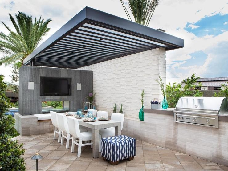 Idee per un grande patio o portico minimal dietro casa con un focolare, cemento stampato e una pergola