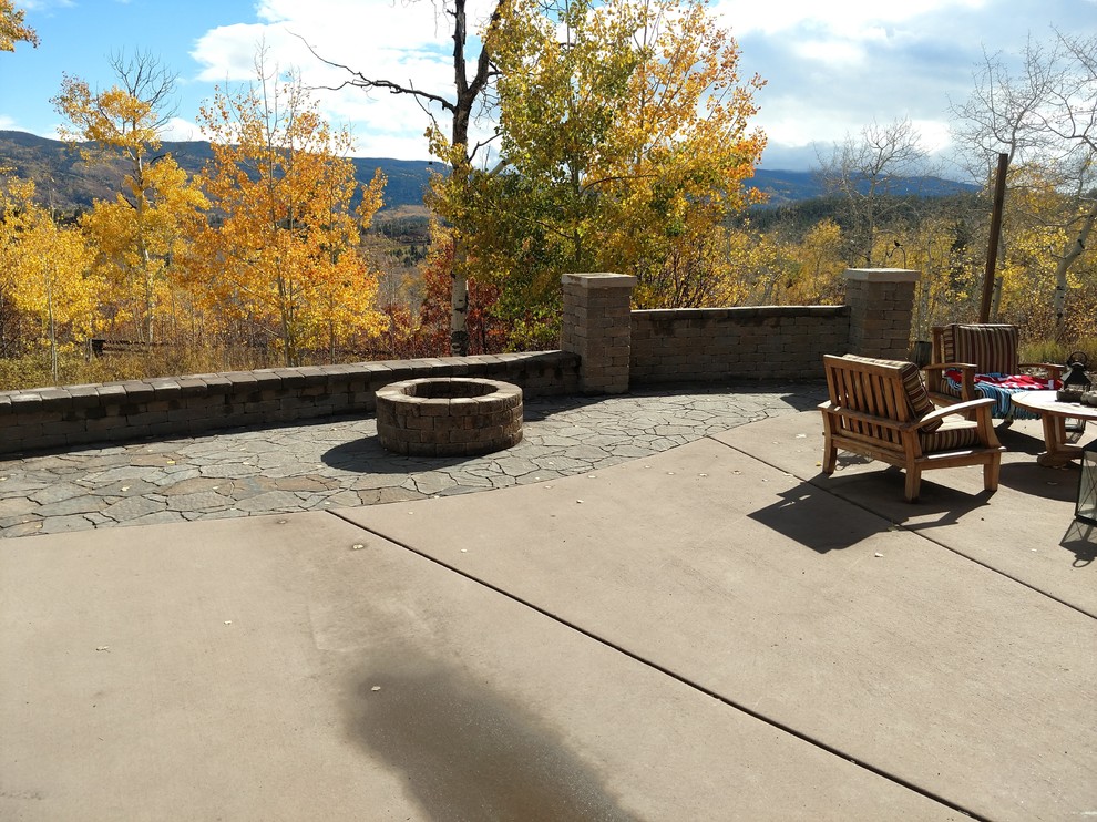 Foto de patio moderno con adoquines de ladrillo