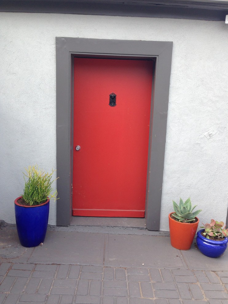 Kleiner, Unbedeckter Moderner Patio hinter dem Haus mit Kübelpflanzen in Los Angeles