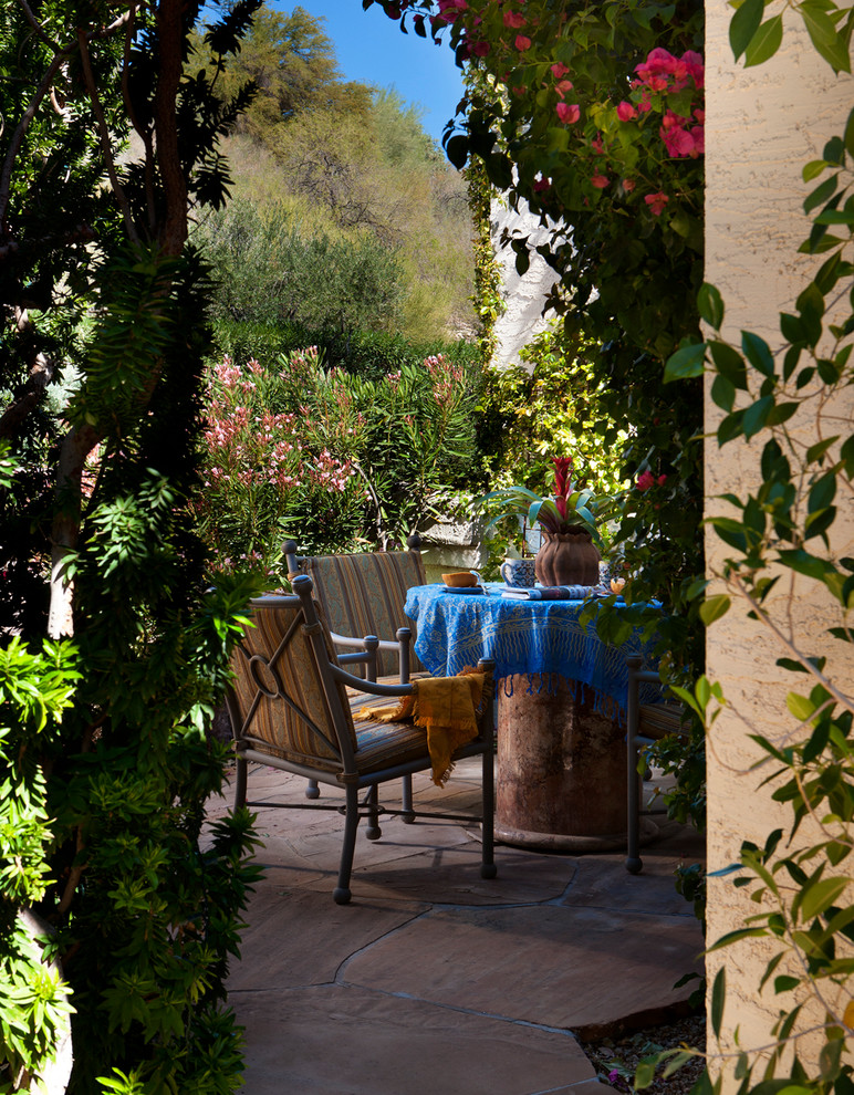 Idée de décoration pour une terrasse méditerranéenne avec des pavés en pierre naturelle et aucune couverture.