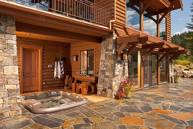 Ejemplo de patio rural grande en patio trasero y anexo de casas con adoquines de piedra natural