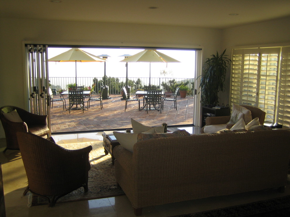 На фото: большой двор в стиле неоклассика (современная классика) с мощением клинкерной брусчаткой без защиты от солнца