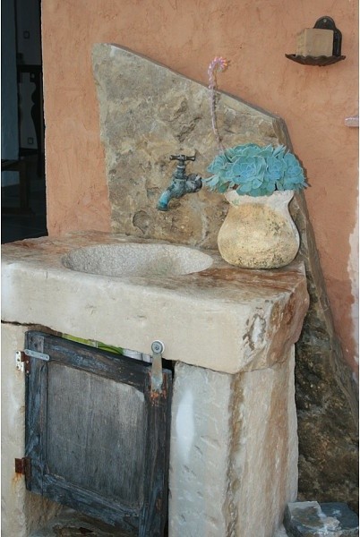 Imagen de patio mediterráneo grande en patio trasero con cocina exterior y adoquines de piedra natural