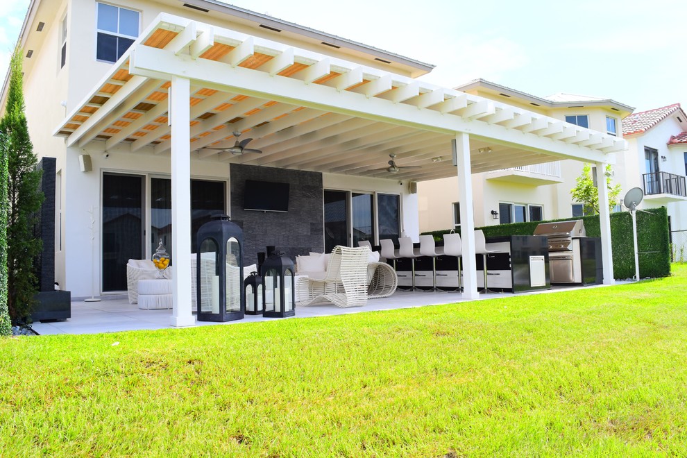 Immagine di un patio o portico minimal di medie dimensioni e dietro casa con pavimentazioni in cemento e un parasole