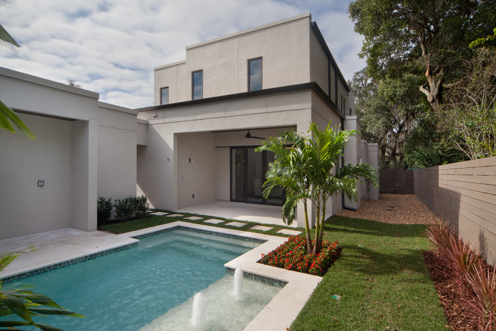 Diseño de patio moderno de tamaño medio en patio trasero y anexo de casas con suelo de baldosas