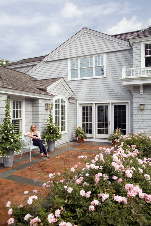 Свежая идея для дизайна: двор на заднем дворе в классическом стиле с мощением клинкерной брусчаткой - отличное фото интерьера