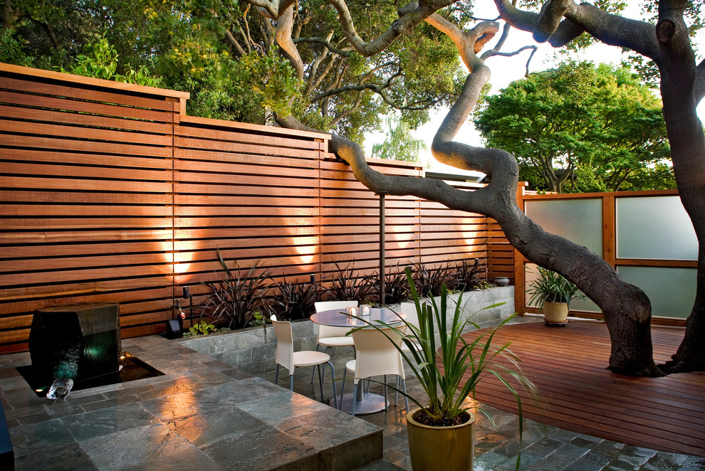Идея дизайна: двор на внутреннем дворе в современном стиле с покрытием из каменной брусчатки и забором без защиты от солнца