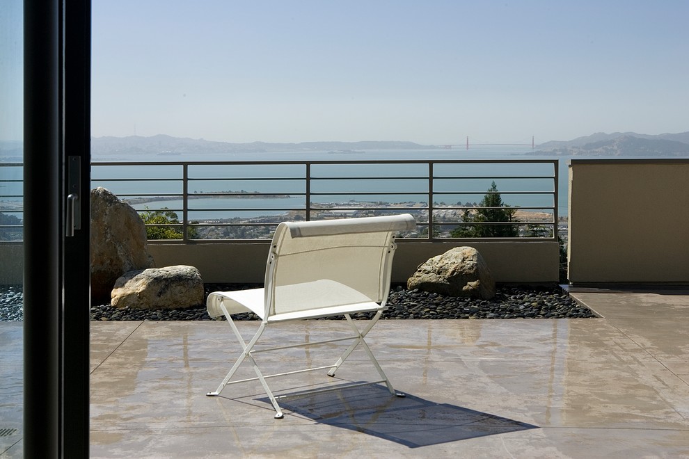 Exemple d'une terrasse arrière tendance de taille moyenne avec des pavés en béton et aucune couverture.