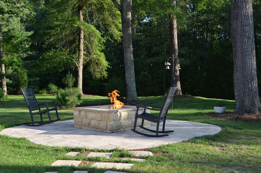 Inspiration for a timeless patio remodel in Richmond with a fire pit