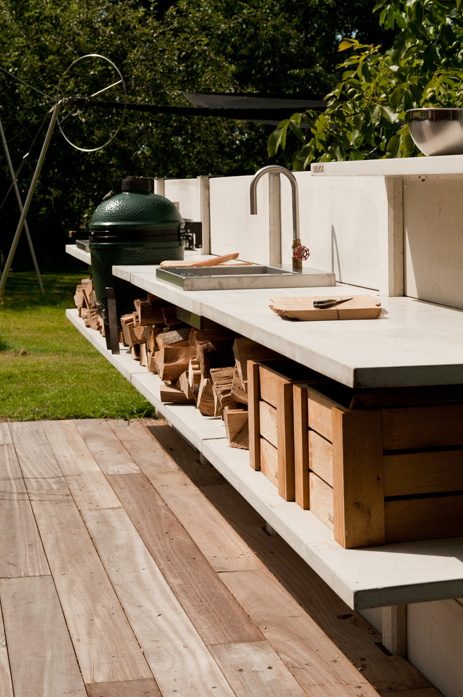 Inspiration pour une terrasse arrière design avec une cuisine d'été et aucune couverture.