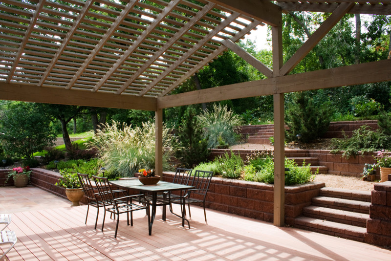 Immagine di un grande patio o portico minimal dietro casa con pedane e un gazebo o capanno