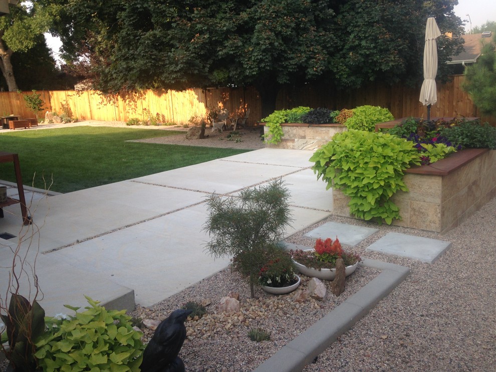 Свежая идея для дизайна: участок и сад среднего размера на заднем дворе в современном стиле - отличное фото интерьера
