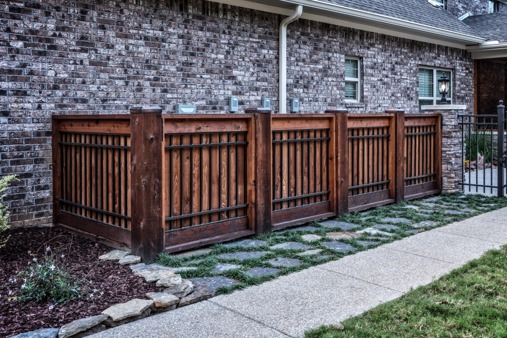 Esempio di un patio o portico american style di medie dimensioni e dietro casa con cemento stampato e una pergola