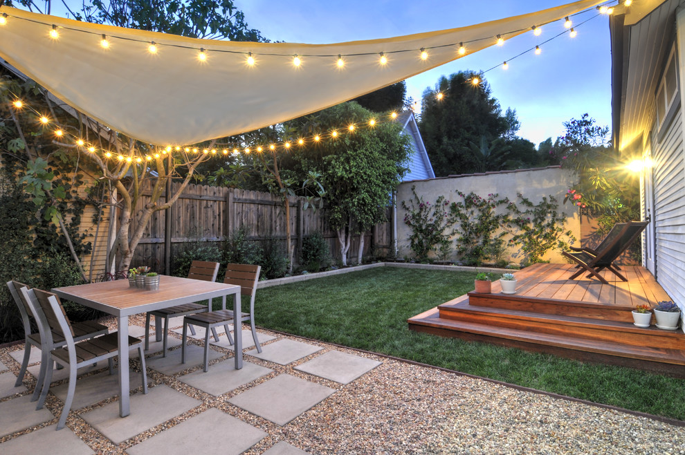 Cette image montre une terrasse arrière design avec des pavés en béton.