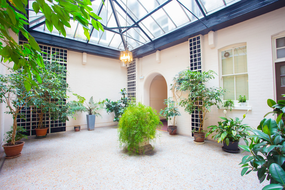 Diseño de patio mediterráneo de tamaño medio sin cubierta en patio con jardín de macetas
