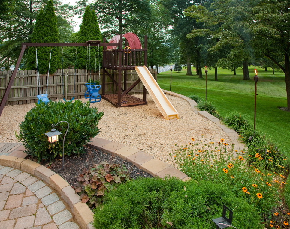 Imagen de patio contemporáneo grande sin cubierta en patio trasero con fuente y adoquines de ladrillo
