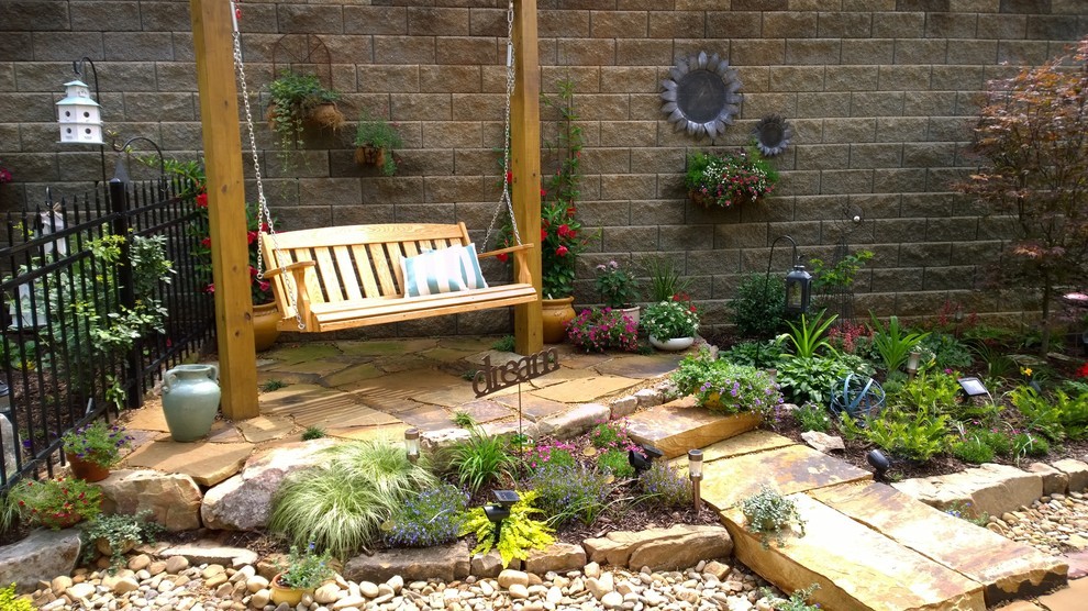 Esempio di un piccolo patio o portico country dietro casa con pavimentazioni in pietra naturale