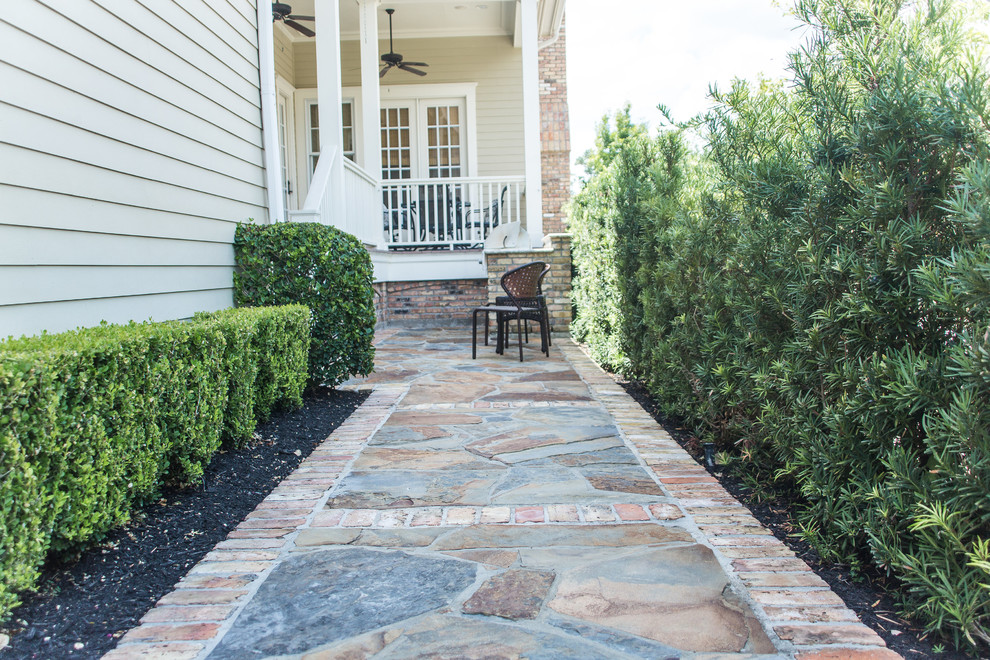 Foto di un piccolo patio o portico chic dietro casa con pavimentazioni in pietra naturale