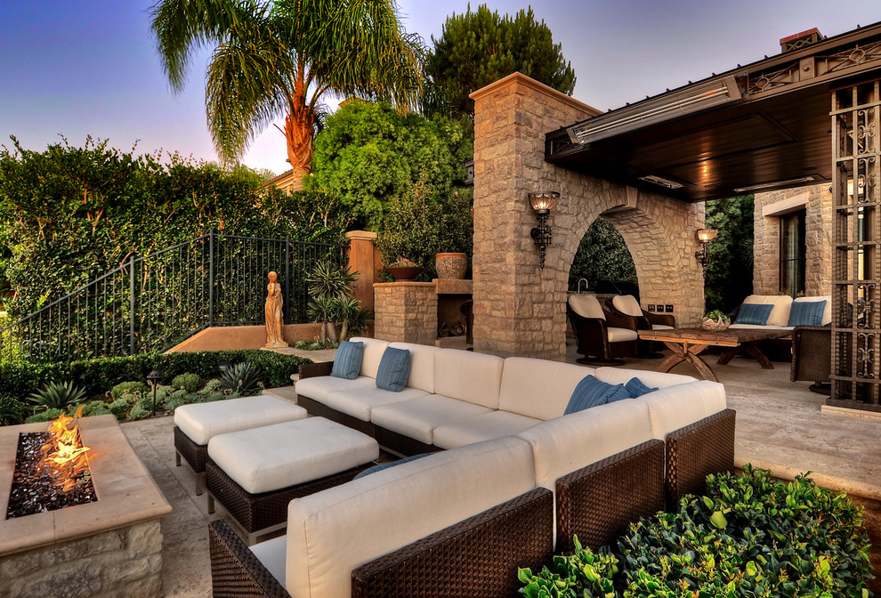 Immagine di un patio o portico mediterraneo dietro casa con un focolare